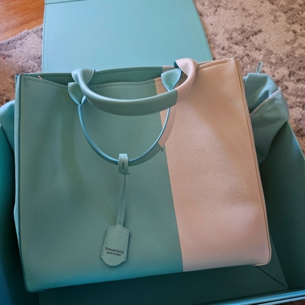 NEWLISTING!  - Tiffany & Co. LIMITED EDITION tote! No longer made
